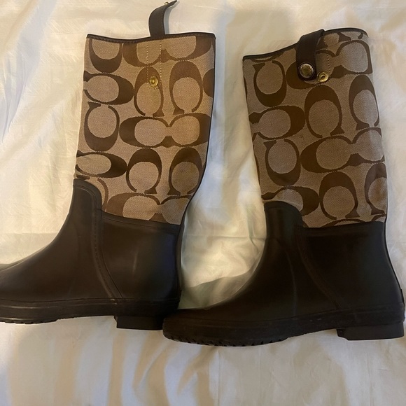 Size 10W coach print boot. - Picture 3 of 3